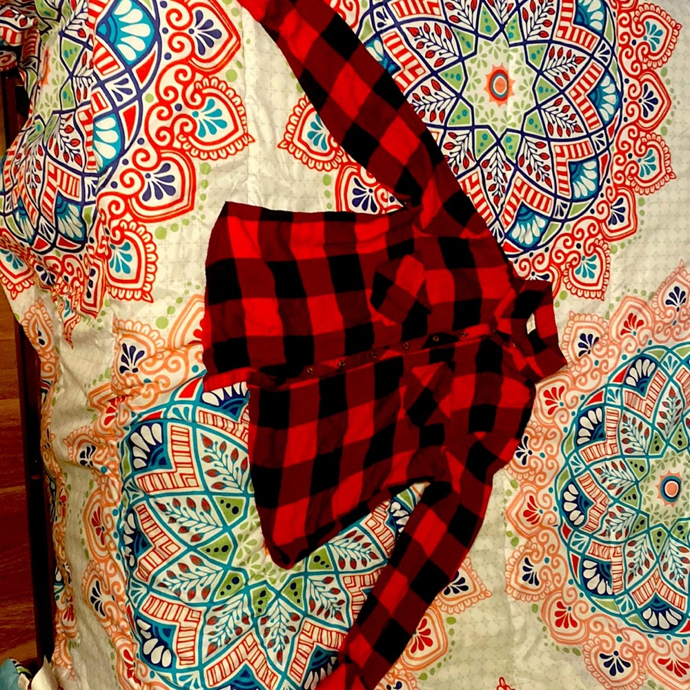 A medium size plaid shirt
